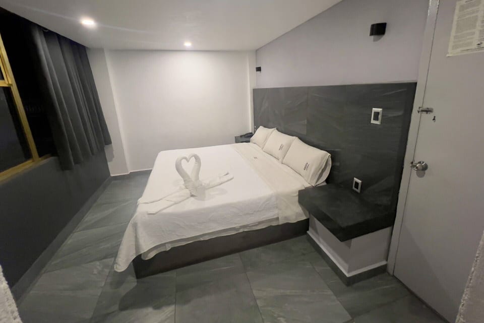 Basic Room, 1 Queen Bed | Desk, blackout drapes, soundproofing, bed sheets