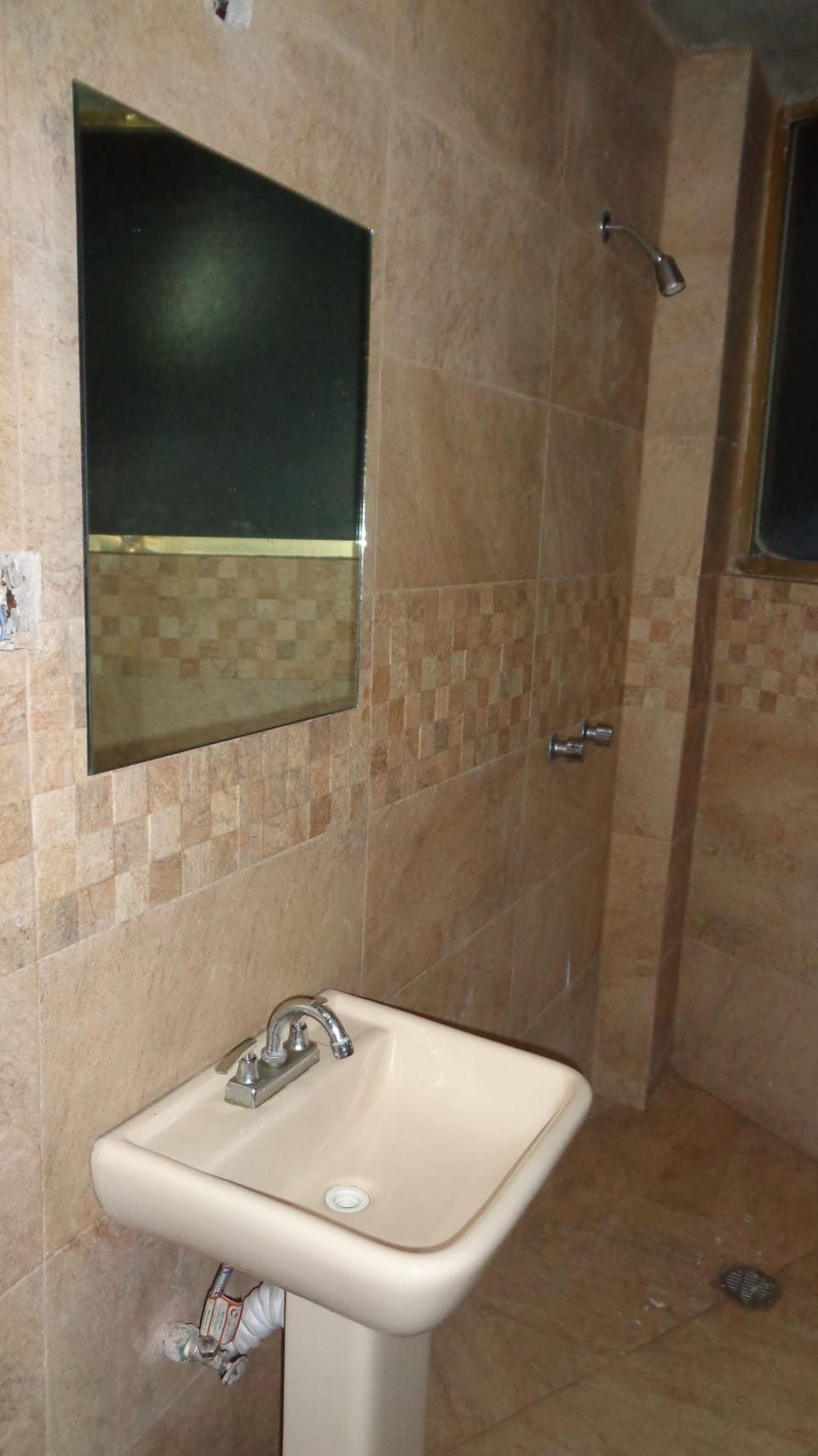 Shower, rainfall showerhead, free toiletries, towels
