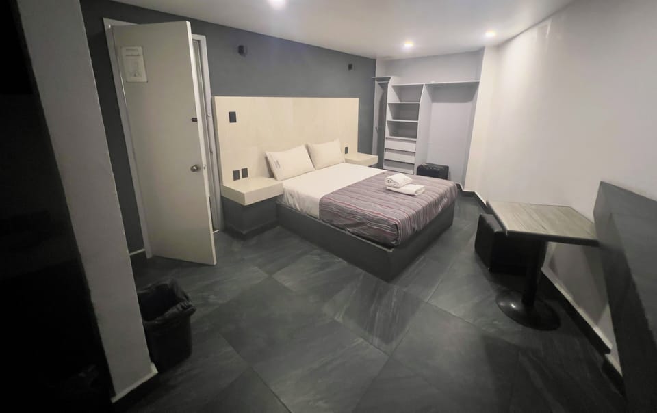 Basic Room, 1 Queen Bed | Desk, blackout drapes, soundproofing, bed sheets