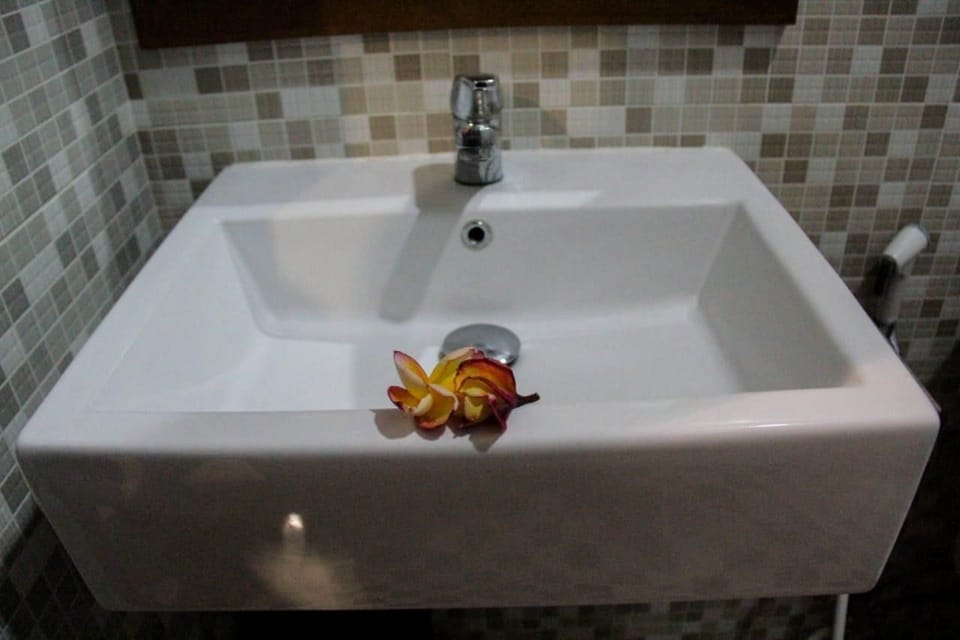 Bathroom sink