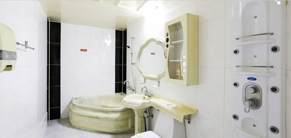 Combined shower/tub, deep soaking tub, free toiletries, bathrobes