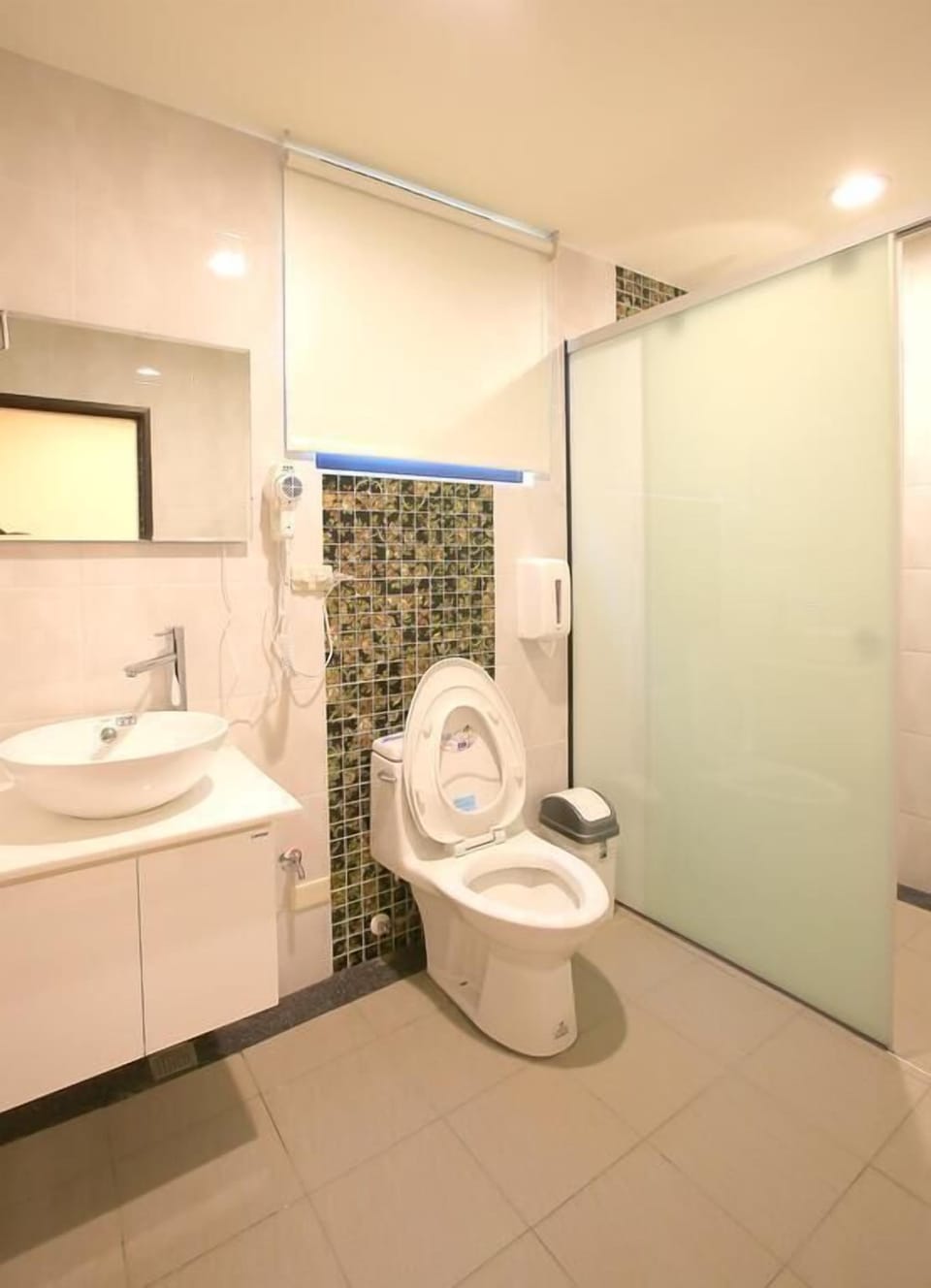 Superior Quadruple Room, 2 Double Beds | Bathroom | Free toiletries, hair dryer, slippers, towels