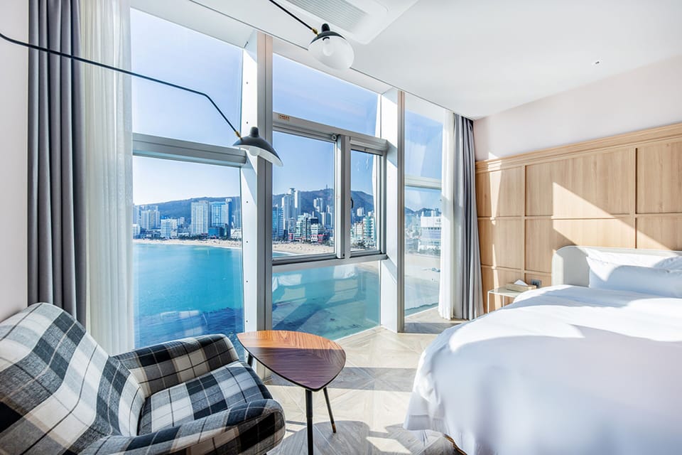 Golden Suite Room --Breakfast Included,Unlimted Starbucks Coffee Bean,OTT Available,15PM CI/13PM CO | Premium bedding, down comforters, in-room safe, desk