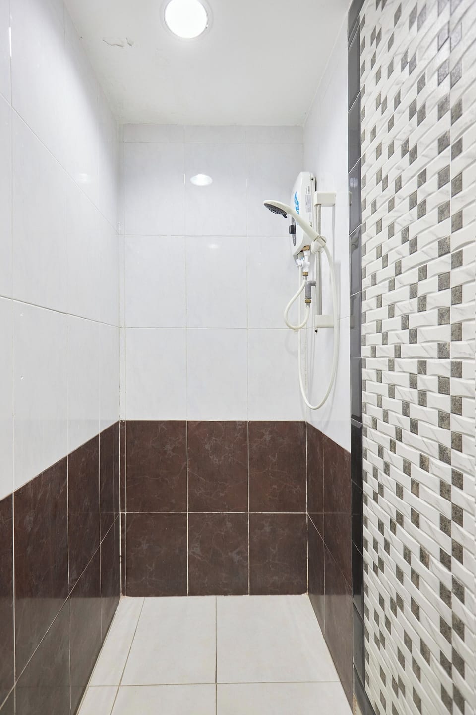 Superior Deluxe Room | Bathroom | Shower, free toiletries, bidet, towels