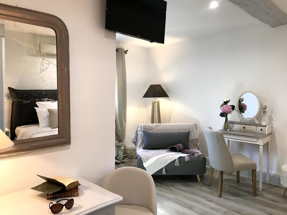 Deluxe Double Room | Individually decorated, individually furnished, free cribs/infant beds