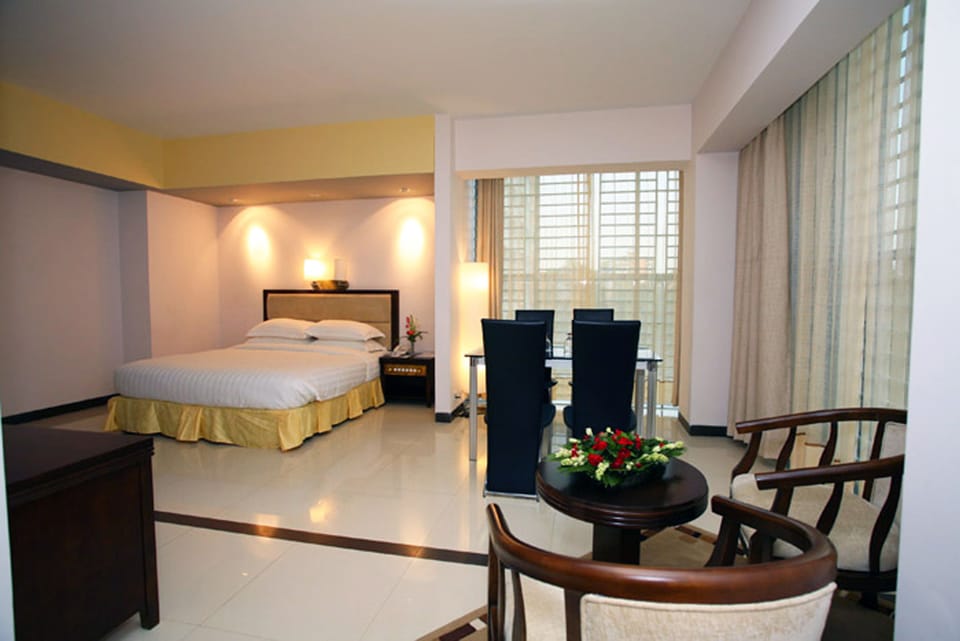 In-room safe, blackout drapes, soundproofing