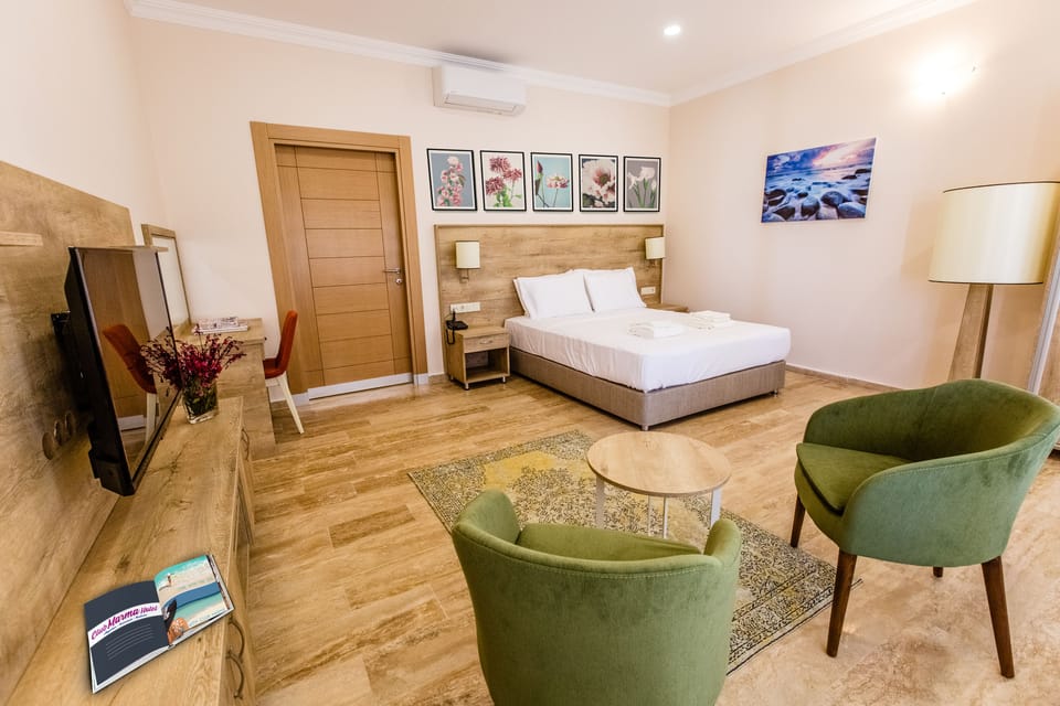 Deluxe Room | Living area | LCD TV, toys, books
