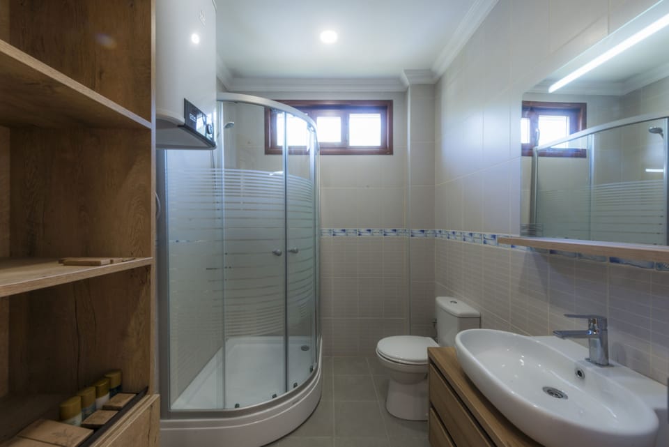 Shower, rainfall showerhead, free toiletries, hair dryer