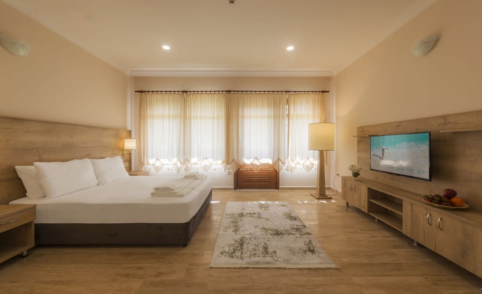 Deluxe Room | Minibar, desk, WiFi (free), bed sheets