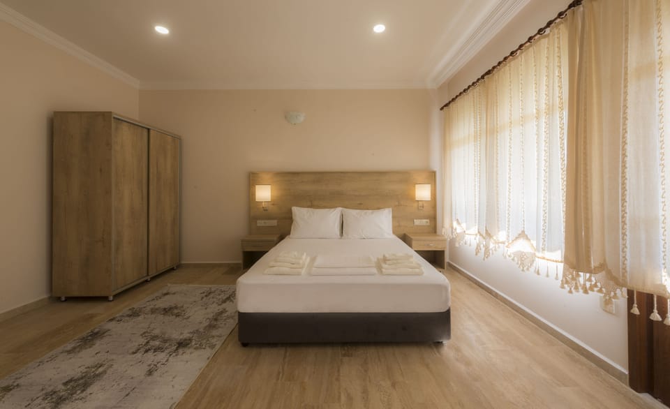Deluxe Room | Minibar, desk, WiFi (free), bed sheets