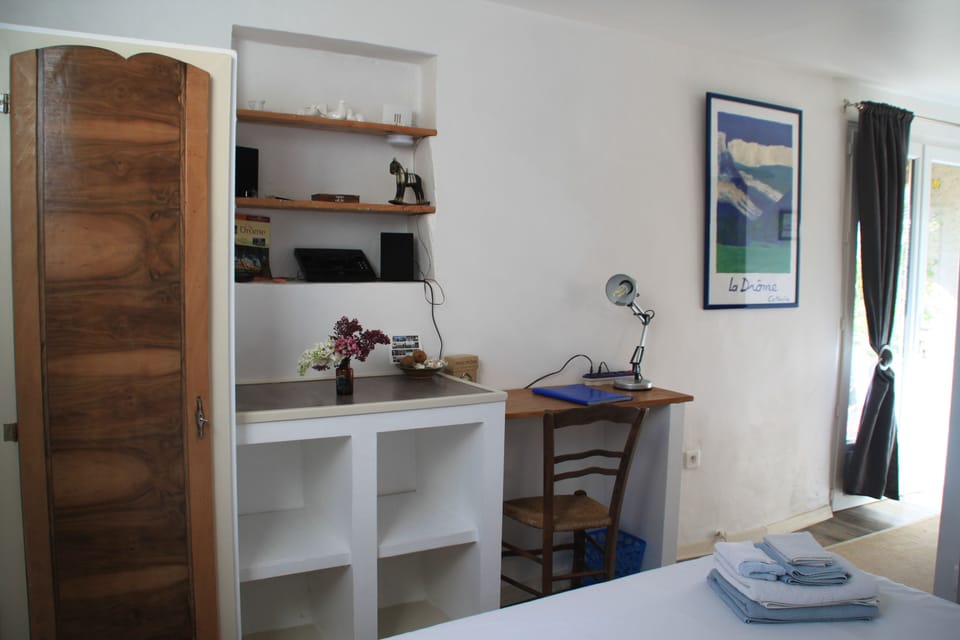 Double Room | Desk, soundproofing, iron/ironing board, free cribs/infant beds