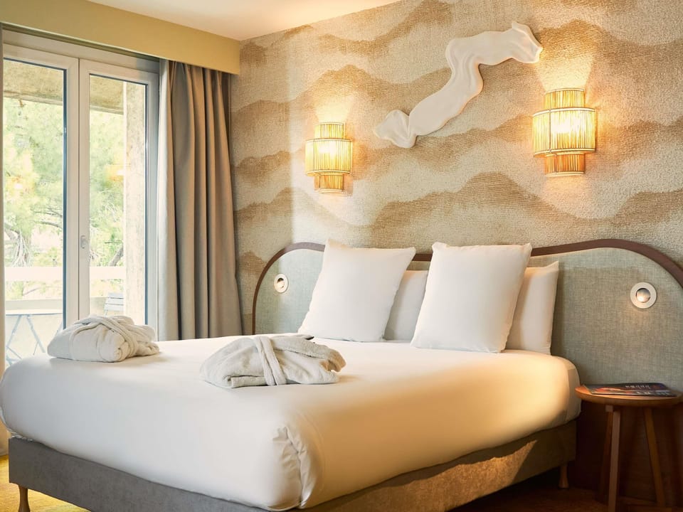 Suite, 1 Double Bed with Sofa bed | In-room safe, individually furnished, desk, blackout drapes