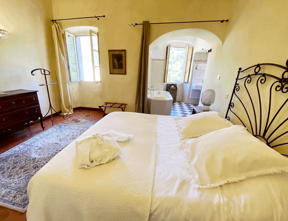 Suite (Simon Giovani) | Minibar, soundproofing, iron/ironing board, cribs (free)