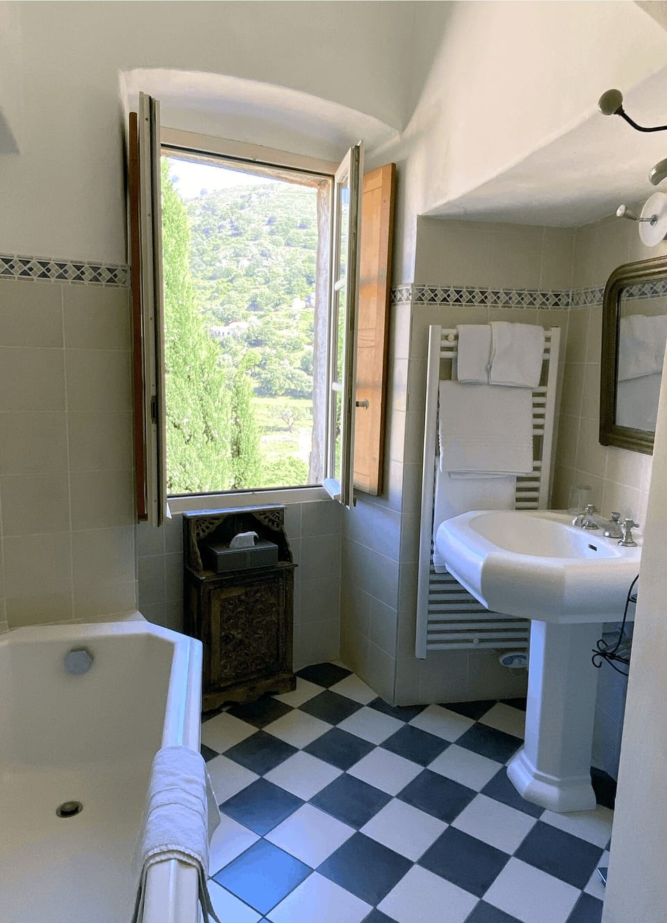 Suite (Simon Giovani) | Bathroom | Free toiletries, hair dryer, slippers, towels