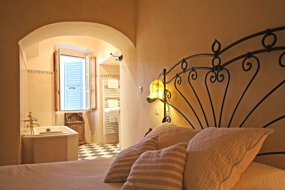 Suite (Simon Giovani) | Minibar, soundproofing, iron/ironing board, cribs (free)