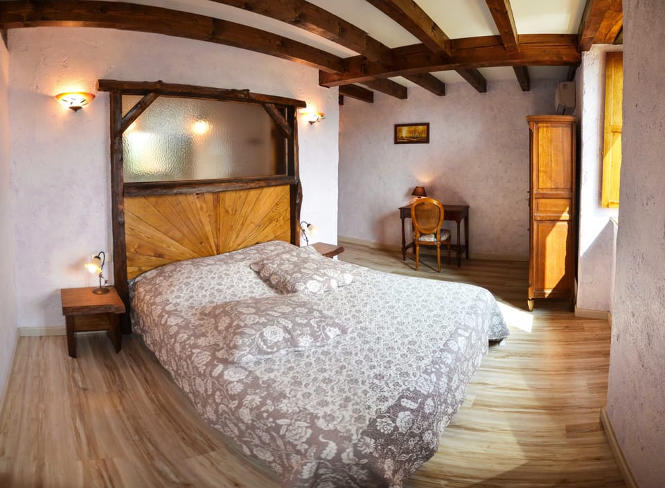Double Room, 1 Queen Bed | In-room safe, desk, soundproofing, iron/ironing board