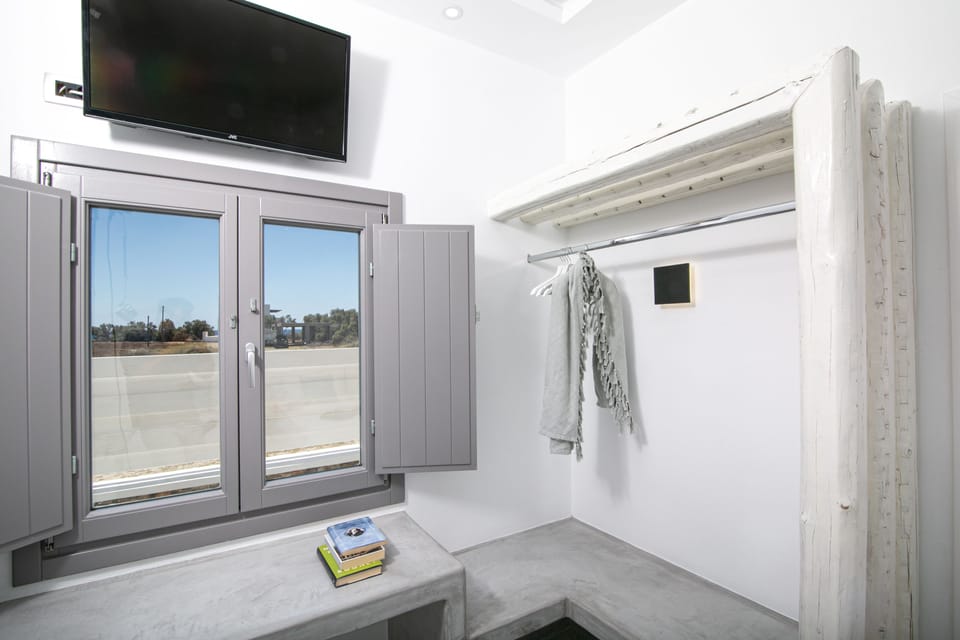 Premium bedding, in-room safe, individually decorated