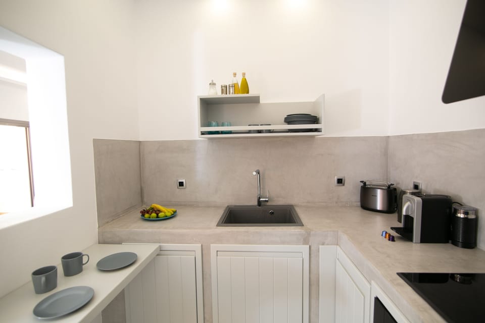 Fridge, espresso maker, coffee/tea maker, electric kettle