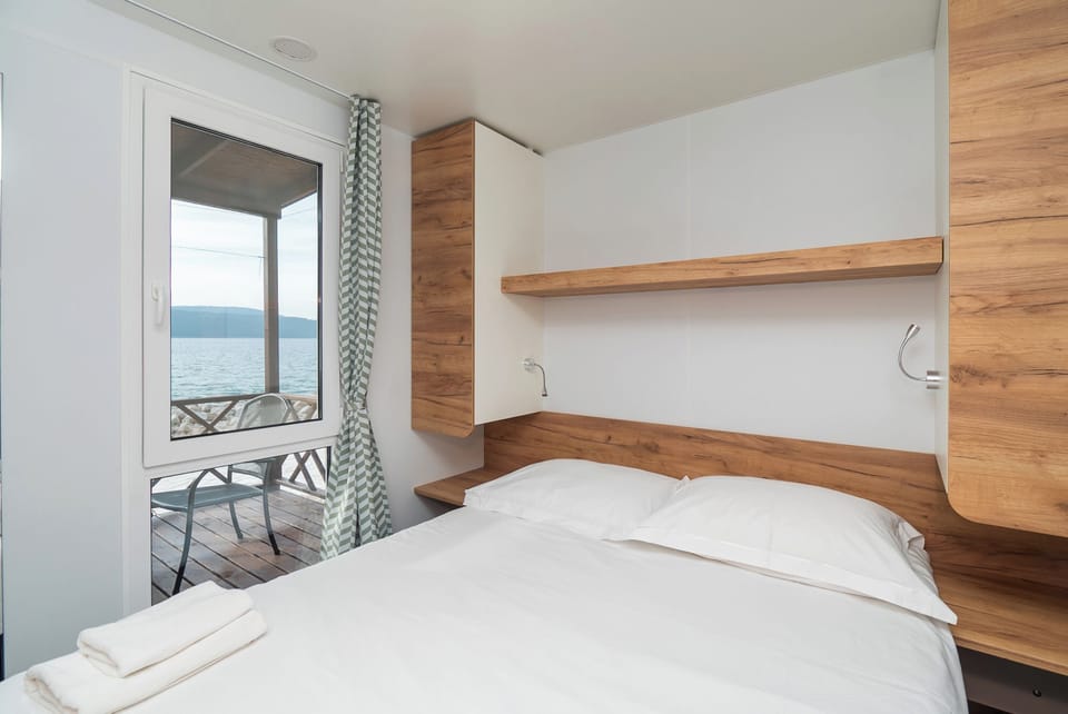 Premium Mobile Home | 1 bedroom, bed sheets