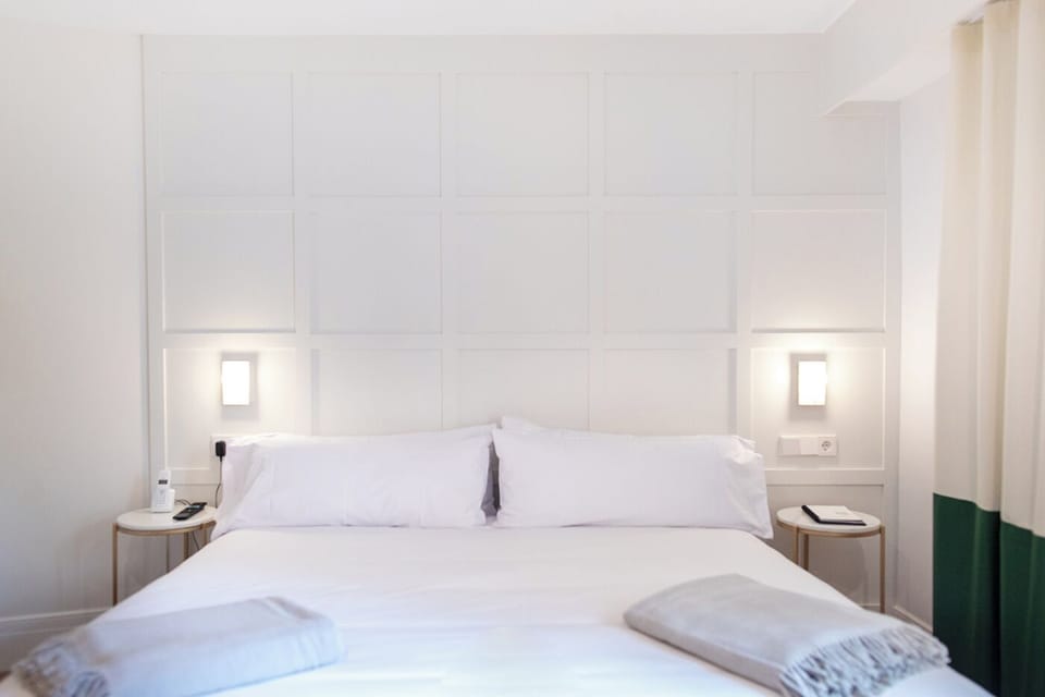 Superior Room, Terrace | Minibar, in-room safe, desk, soundproofing