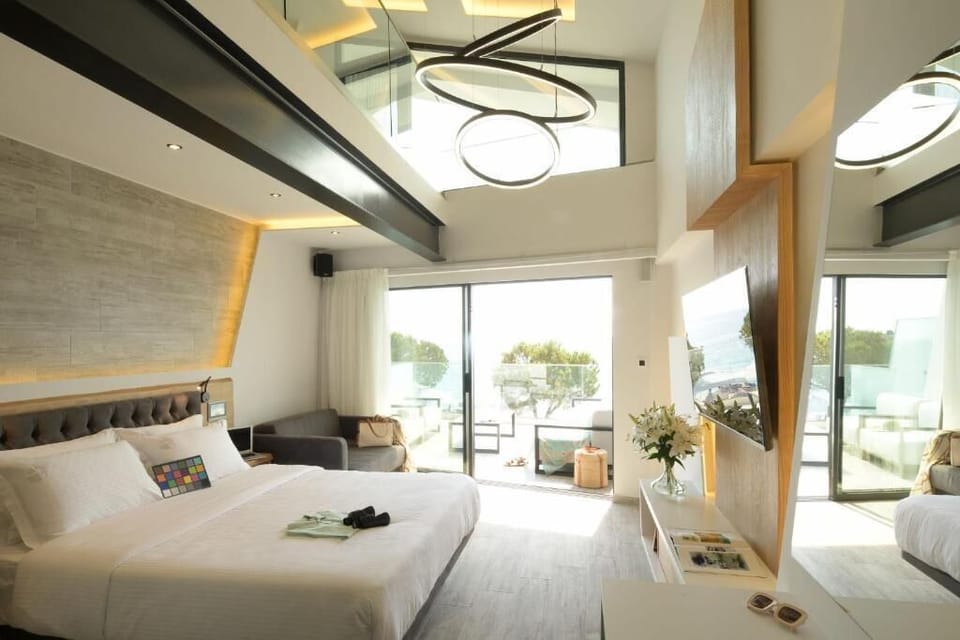Senior Studio Suite, Sea View | Premium bedding, minibar, in-room safe, individually furnished