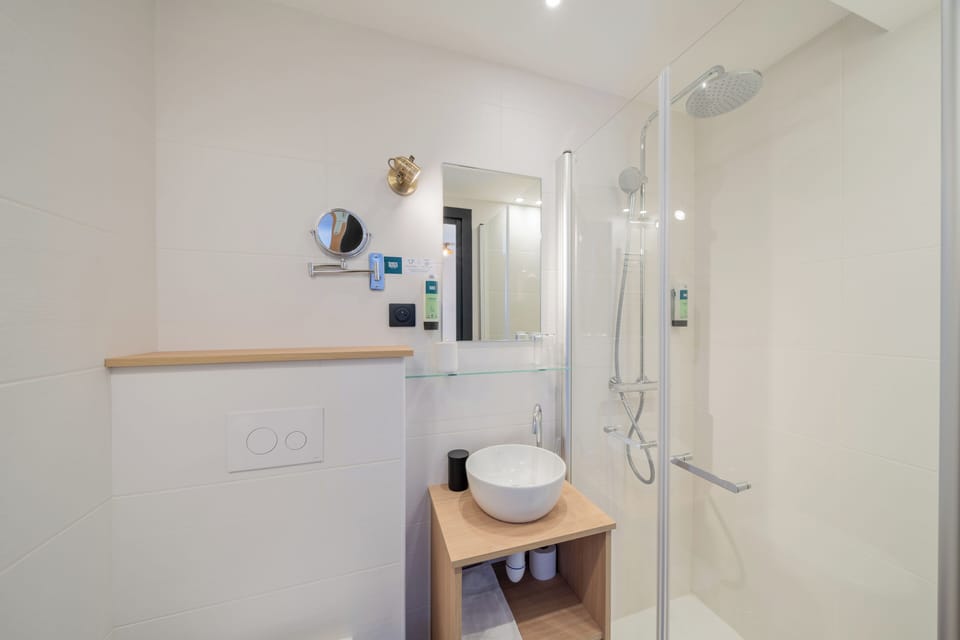 Superior Double Room | Bathroom | Eco-friendly toiletries, hair dryer, towels
