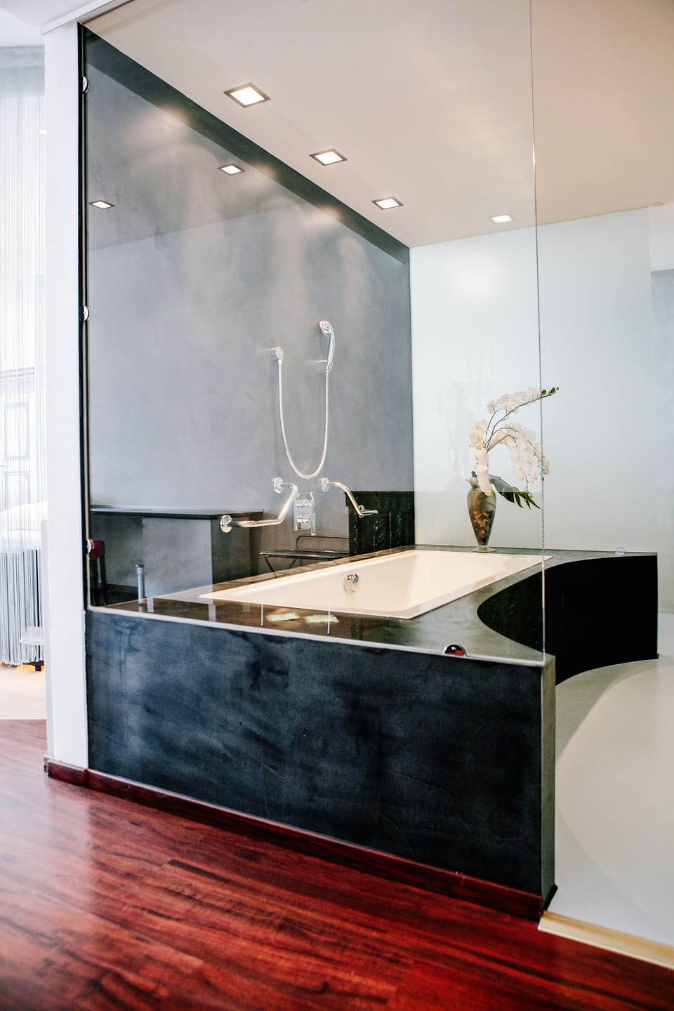 Senior Suite | Deep soaking bathtub
