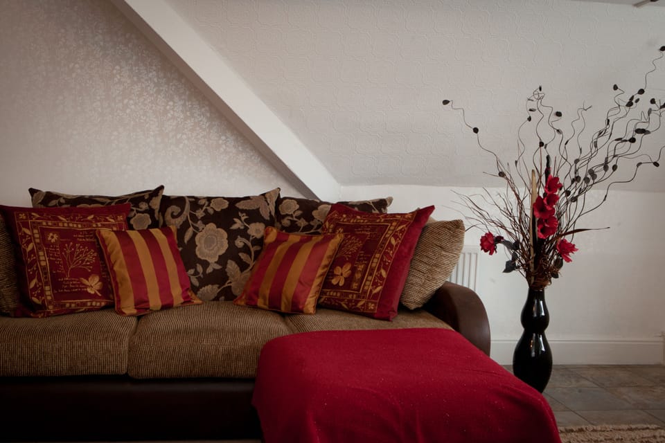 Deluxe Double Room, Lake View (Four Poster Bed) | Living area | Flat-screen TV