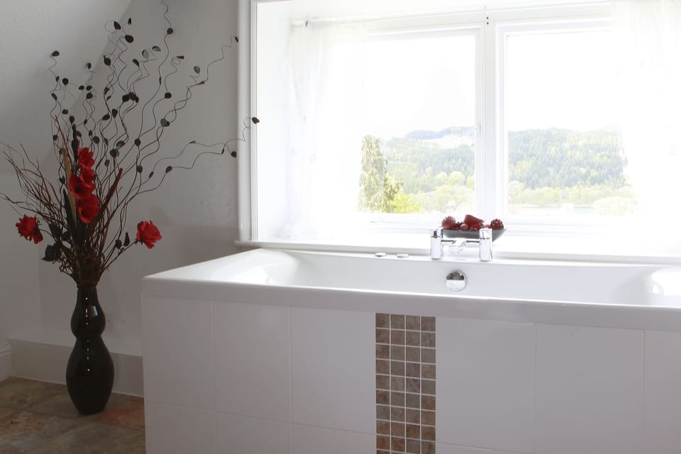 Deluxe Double Room, Lake View (Four Poster Bed) | Jetted tub
