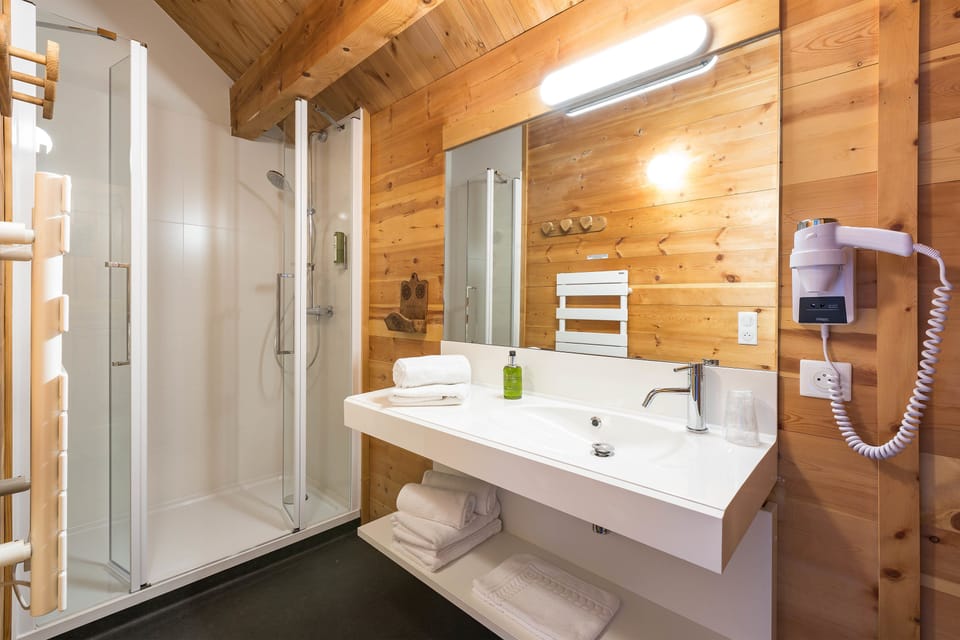 Triple Room | Bathroom | Shower, rainfall showerhead, designer toiletries, hair dryer