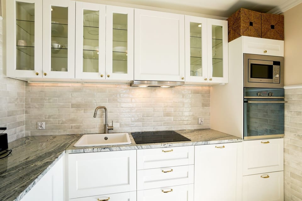 Deluxe Apartment, Multiple Beds, Partial Sea View | Private kitchenette | Fridge, microwave, oven, stovetop