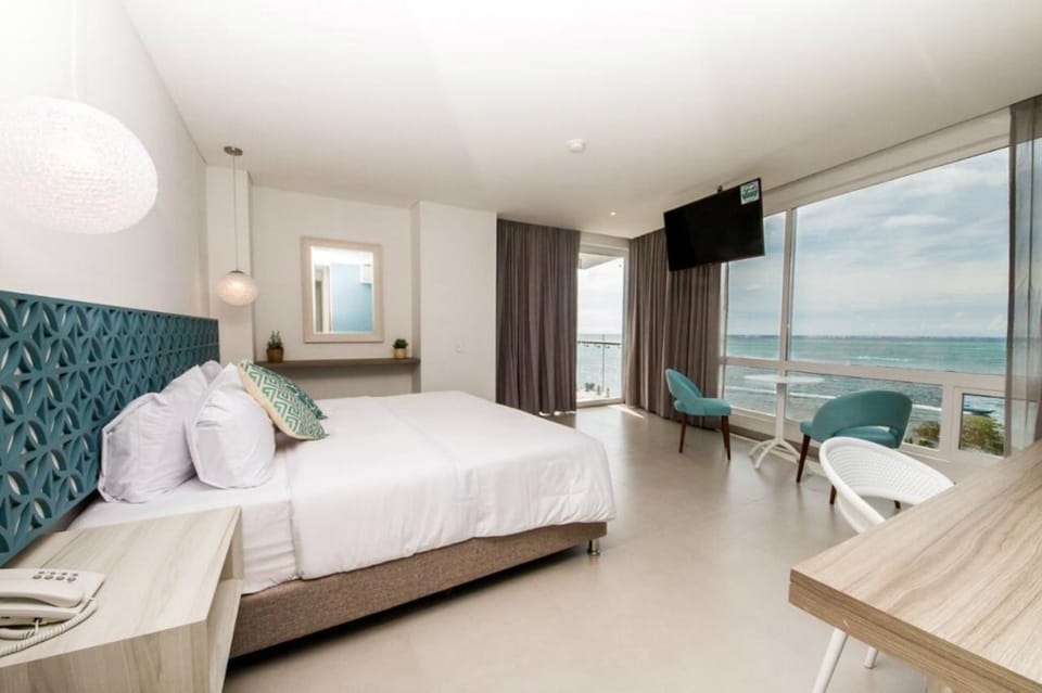 Superior Suite | Premium bedding, in-room safe, desk, laptop workspace