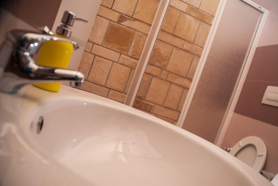 Shower, free toiletries, hair dryer, bidet