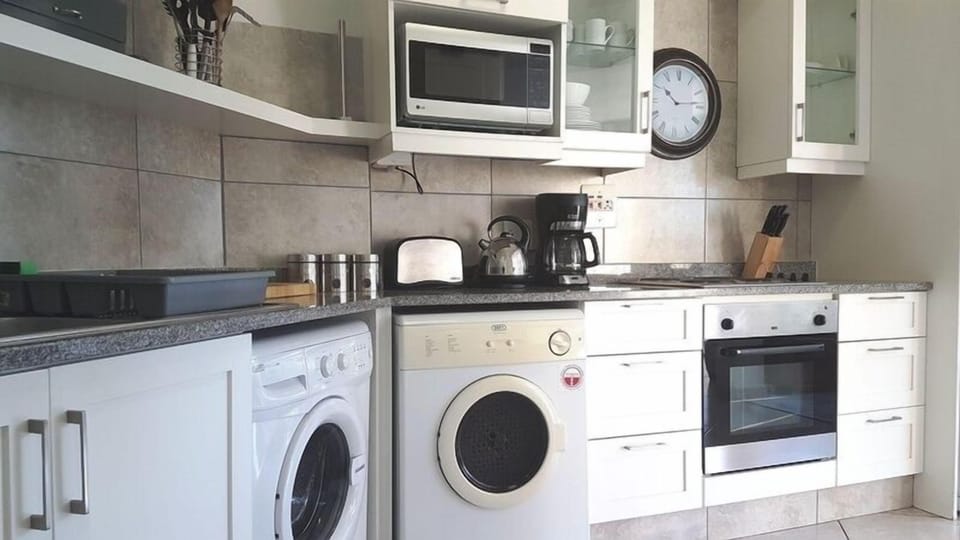 Executive Apartment, 3 Bedrooms | Private kitchen | Fridge, microwave, oven, stovetop