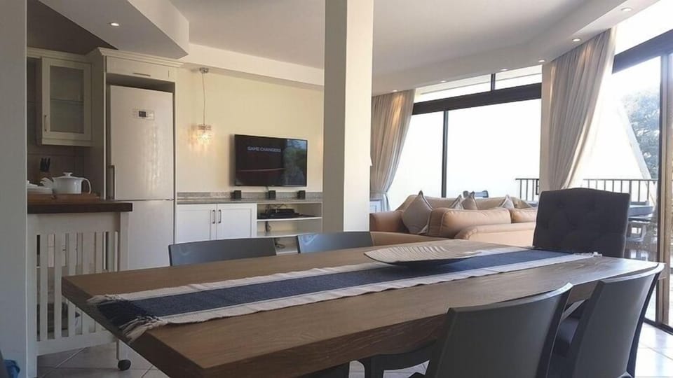 Executive Apartment, 3 Bedrooms | In-room dining
