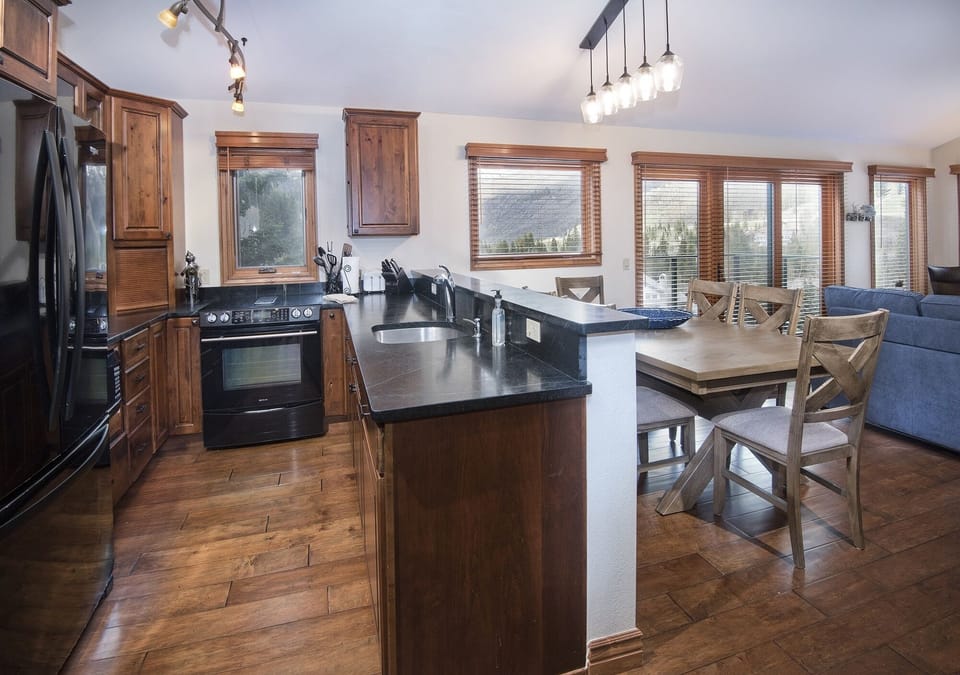 Condo, 3 Bedrooms | Private kitchen | Fridge, microwave, oven, dishwasher
