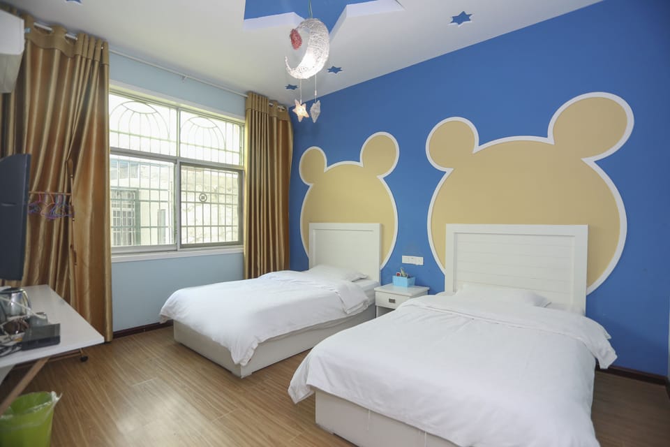 Twin Room | Blackout drapes, WiFi (free), bed sheets