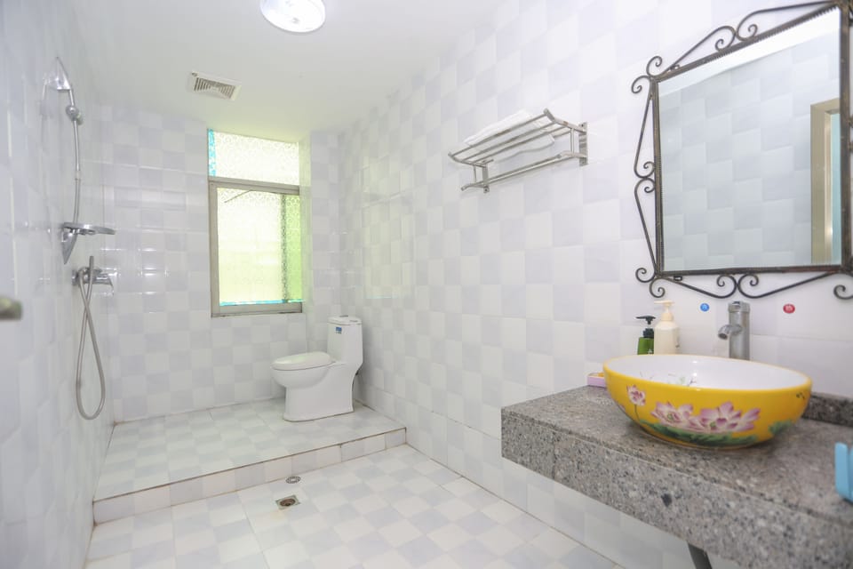 Family Room | Bathroom | Shower, rainfall showerhead, free toiletries, hair dryer