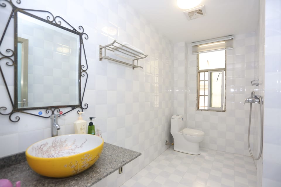 Shower, rainfall showerhead, free toiletries, hair dryer