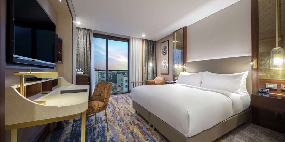 Room, 1 King Bed | Minibar, in-room safe, desk, blackout drapes