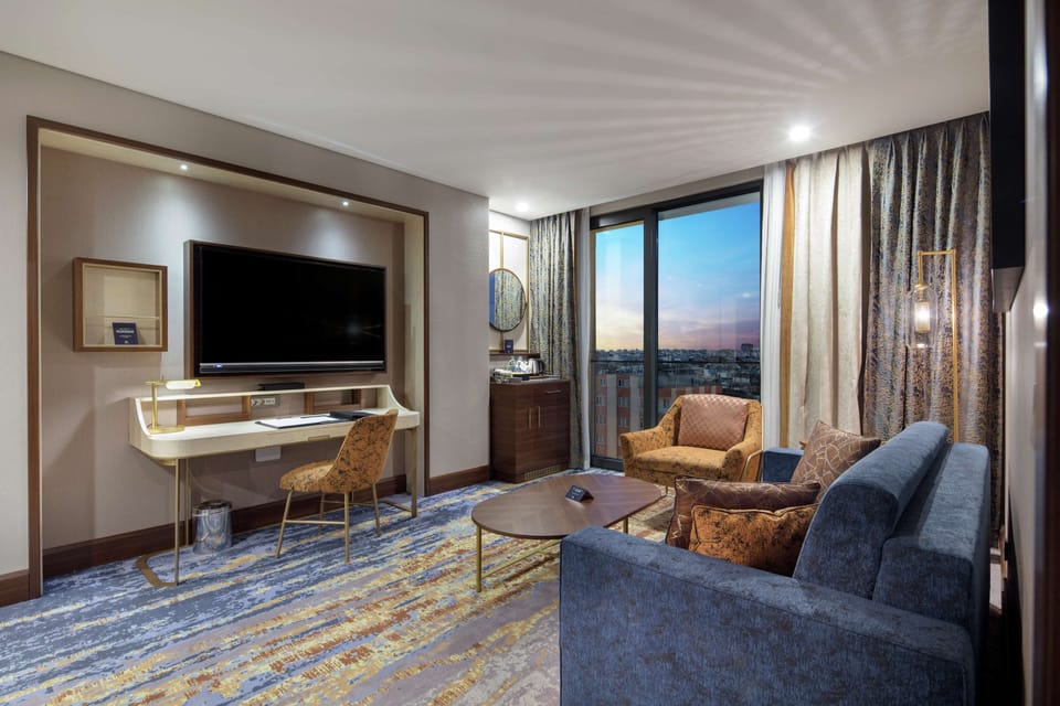 Suite, 1 Bedroom (1 King Bed) | Minibar, in-room safe, desk, blackout drapes