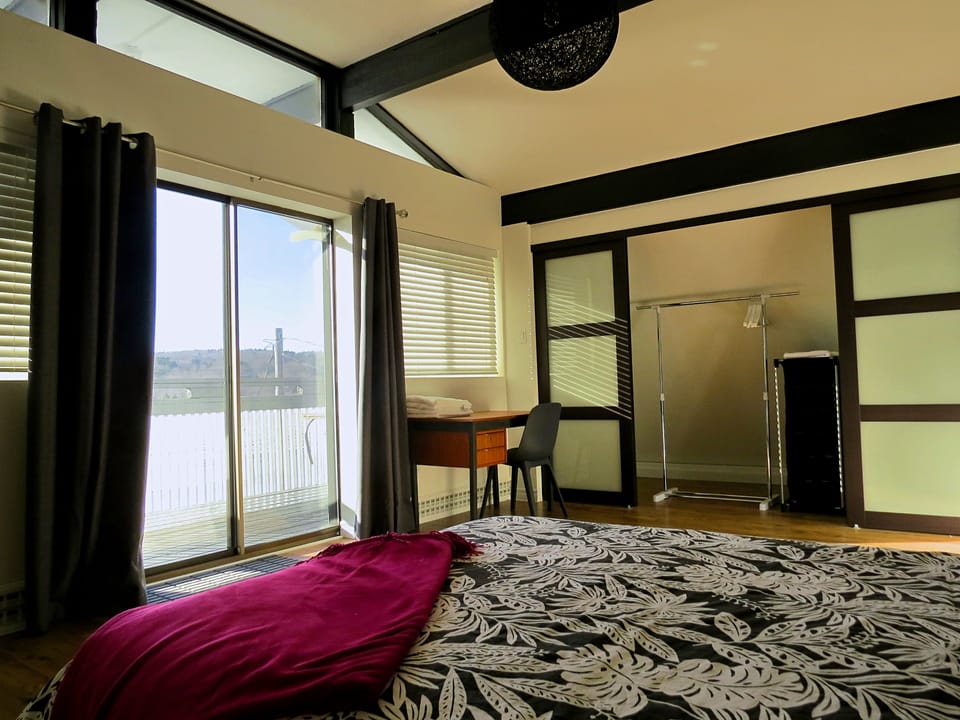 Thomas | Individually decorated, individually furnished, free WiFi, bed sheets