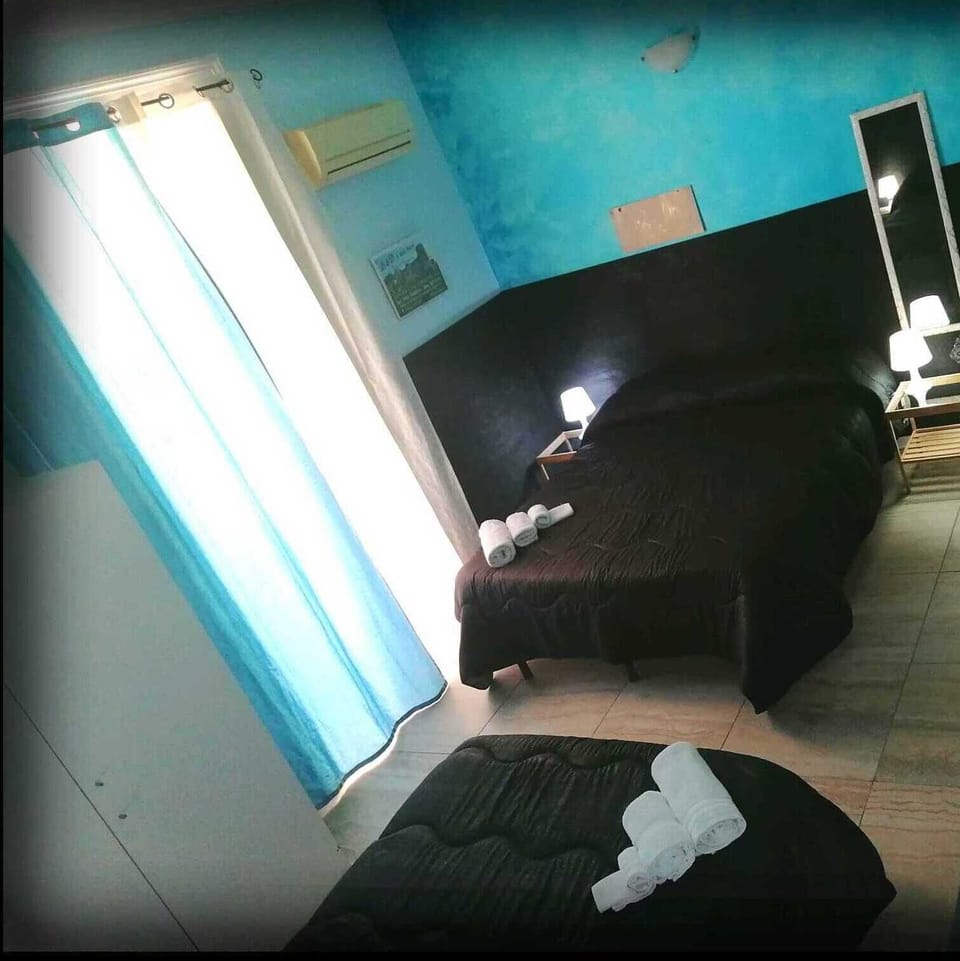 Economy Triple Room | Desk, iron/ironing board, free cribs/infant beds, rollaway beds