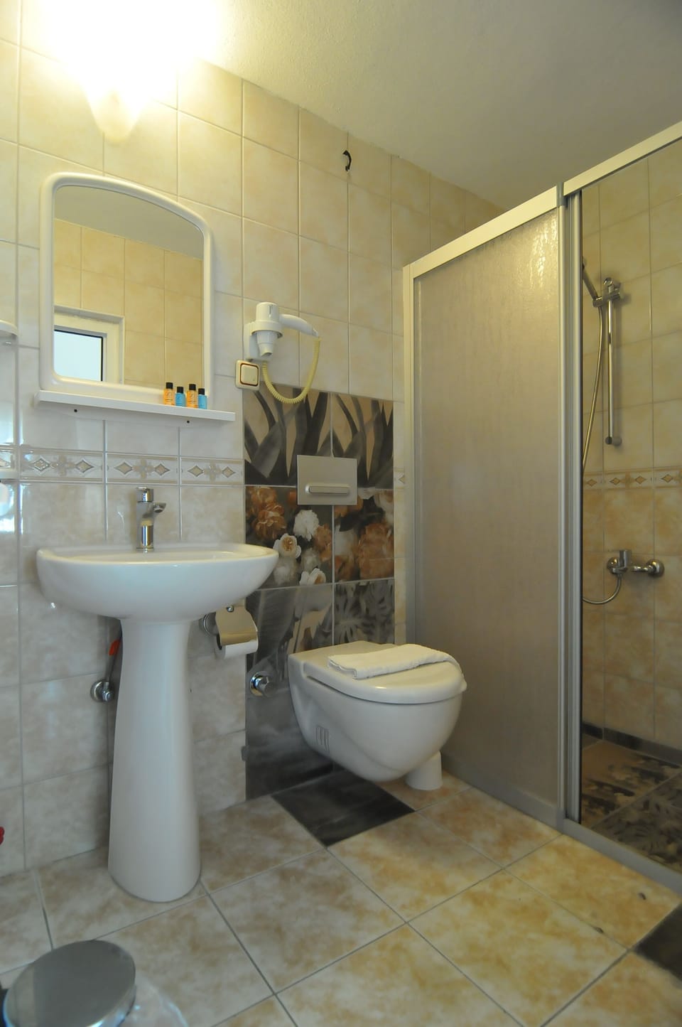 Shower, hydromassage showerhead, towels