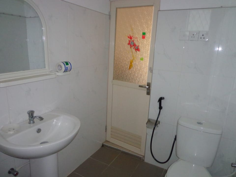 Standard Single Room, 1 Twin Bed, Garden View | Bathroom | Shower, rainfall showerhead, towels