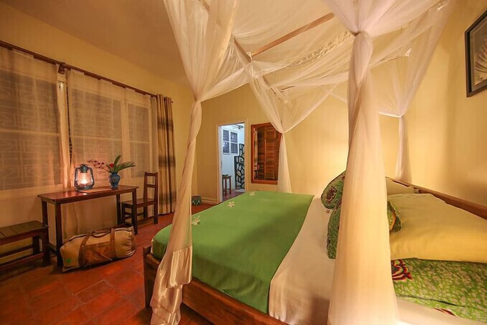 Shower, rainfall showerhead, free toiletries, slippers