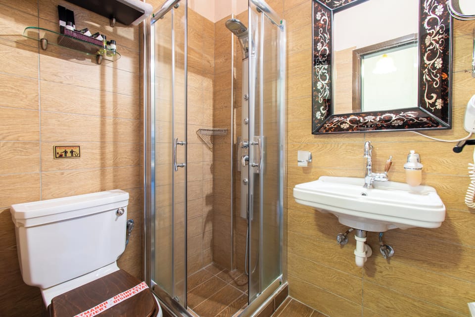 Double Room, 1 Queen Bed | Bathroom | Shower, hydromassage showerhead, free toiletries, hair dryer