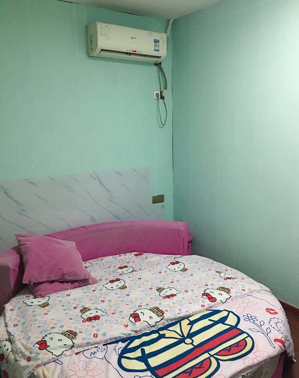 Room, 1 King Bed, Non Smoking | In-room safe, desk, blackout drapes, iron/ironing board