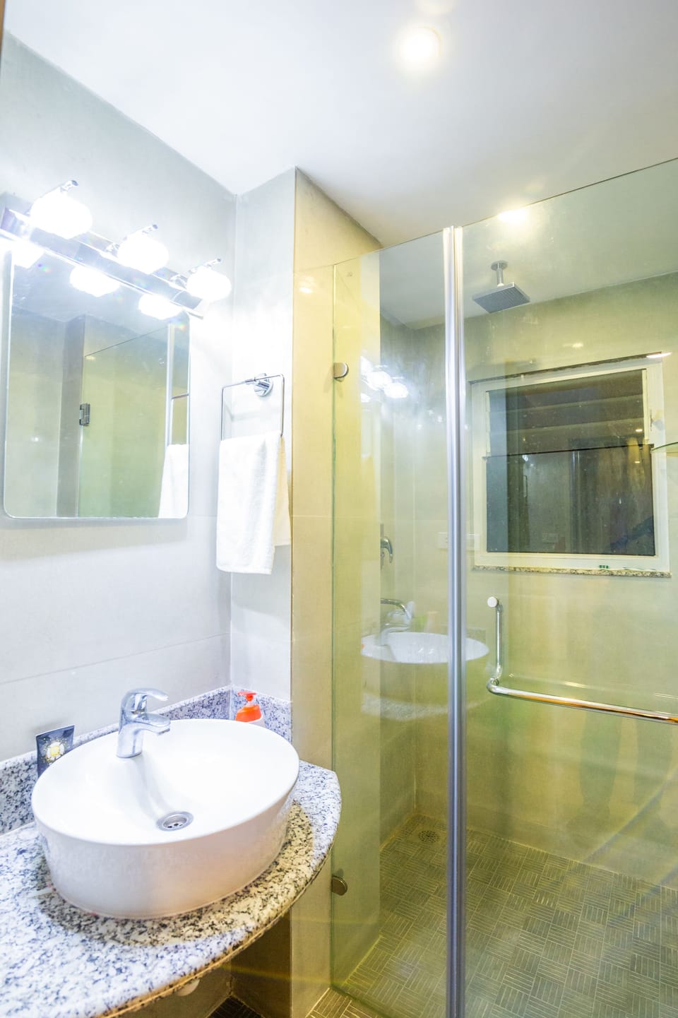 Deluxe House, 3 Bedrooms | Bathroom | Shower, rainfall showerhead, free toiletries, hair dryer