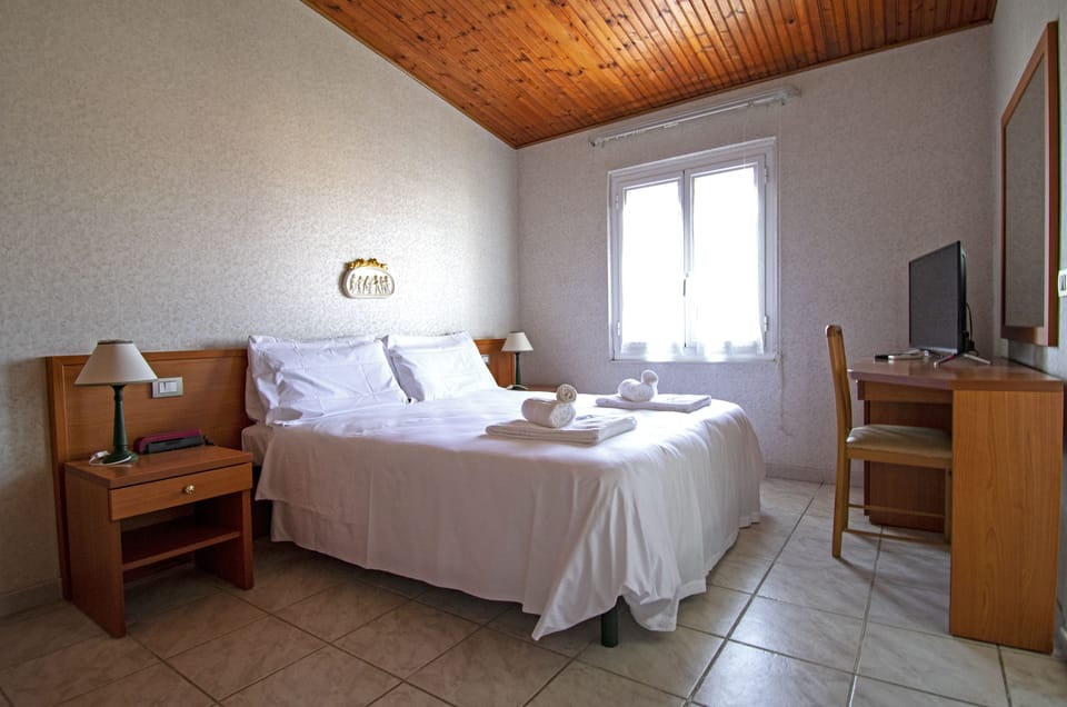 Double Room, 1 Queen Bed | In-room safe, desk, blackout drapes, cribs/infant beds